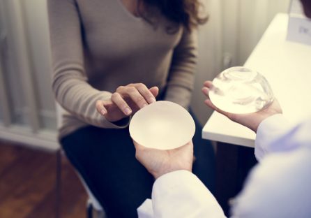 ¿Un enemigo oculto en los implantes mamarios?